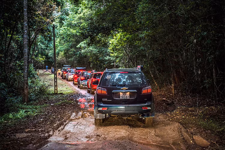 Yếu tố an toàn luôn là mối quan tâm hàng đầu trên chiếc SUV gia đình của Chevrolet. Bởi vậy, Trailblazer được trang bị hàng loạt những tính năng an toàn chủ động thông minh hàng đầu phân khúc như: Hệ thống kiểm soát lực kéo (TCS), Hệ thống chống bó cứng phanh (ABS), Trợ lực phanh (PBA), Hệ thống phân bố lực phanh điện tử (EBD), Hệ thống cân bằng điện tử (ESC), Hệ thống hỗ trợ xuống dốc (HDC)….