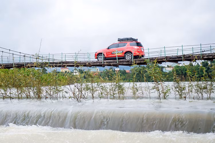Chiếc Chevrolet Trailblazer nhập khẩu từ Thái Lan mang đến nhiều “đồ chơi” tiện ích như: rang bị hệ thống điều hòa tự động với cửa gió ở cả 3 hàng ghế, phía trung tâm bảng táp lô là màn hình cảm ứng 8 inch mượt mà và dễ sử dụng tích hợp hệ thống thông tin giải trí MyLink, 7 loa cao cấp, kết nối Apple CarPlay và Android Auto cùng nhiều tiện ích... 