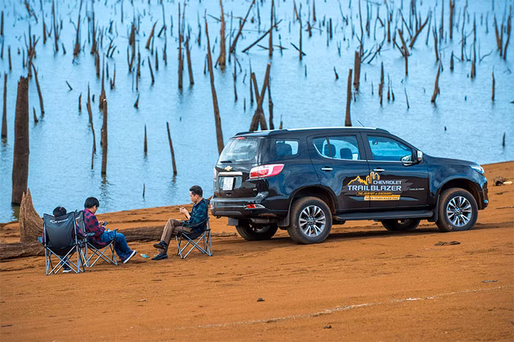 Thừa hưởng hàng chục năm kinh nghiệm về SUV của Chevrolet, Trailblazer ra đời với sứ mệnh của một chiếc xe thể thao đa dụng có thể chạy đường trường hay địa hình offroad, đi kèm thiết kế khỏe khoắn và nội thất linh hoạt, tiện dụng... tại thị trường Việt Nam, gía xe Chevrolet Trailblazer hiện đang bán ra từ 859 triệu đồng (ưu đãi 50 triệu đồng).