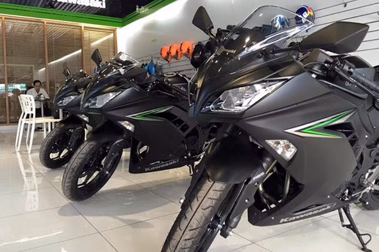 Đáng chú ý, mức giá 149 triệu đồng cũng là con số gây xôn xao cộng đồng biker, khi chỉ trước đó vài ngày có tin đồn mẫu naked bike mới là Z300 ABS dự kiến về Việt Nam vào đầu năm sau và có giá bán tương tự.