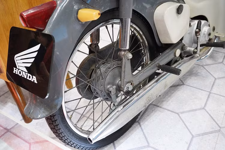 Thiết kế đơn giản và dễ sử dụng giúp Honda Super Cub trở nên vô cùng thành công, vượt xa kỳ vọng ban đầu. Đây cũng là một trong những mẫu xe bán chạy nhất trong lịch sử với 100 triệu chiếc được bán ra toàn cầu vào năm 2017. Để đáp ứng nhu cầu ngày càng đa dạng của thị trường, Honda cũng phát triển nhiều phiên bản Super Cub khác nhau, bao gồm cả dòng xe chở hàng chuyên dụng và xe off-road. 