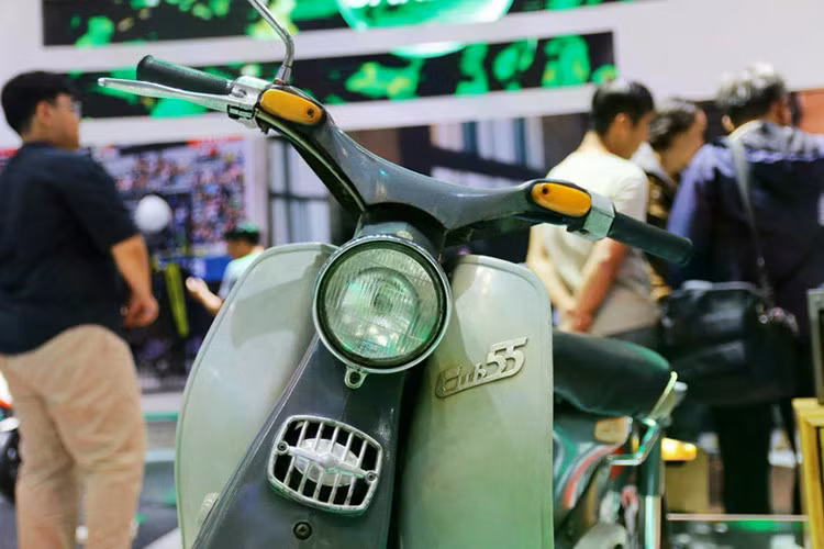 Tuy nhiên, họ nhận thấy những mẫu xe máy số phổ thông này không hoàn toàn phù hợp với điều kiện khí hậu và đường xá ở châu Á. Chính từ đây, ý tưởng về một mẫu xe máy nhỏ gọn, bền bỉ, dễ sử dụng và có giá thành hợp lý được hình thành.