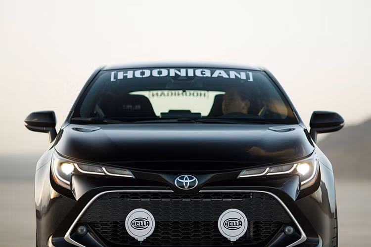 Mẫu Corolla này được lấy cảm hứng từ thế hệ Corolla những năm 1990 với bộ body kit ARP Performance, hệ thống treo RS-R performance, spacer của ST Suspension, mâm Fifteen52 Integrale màu trắng, lốp Yokohama Advan Neova AD08R, cặp đèn pha Hella tròn dưới lưới tản nhiệt.