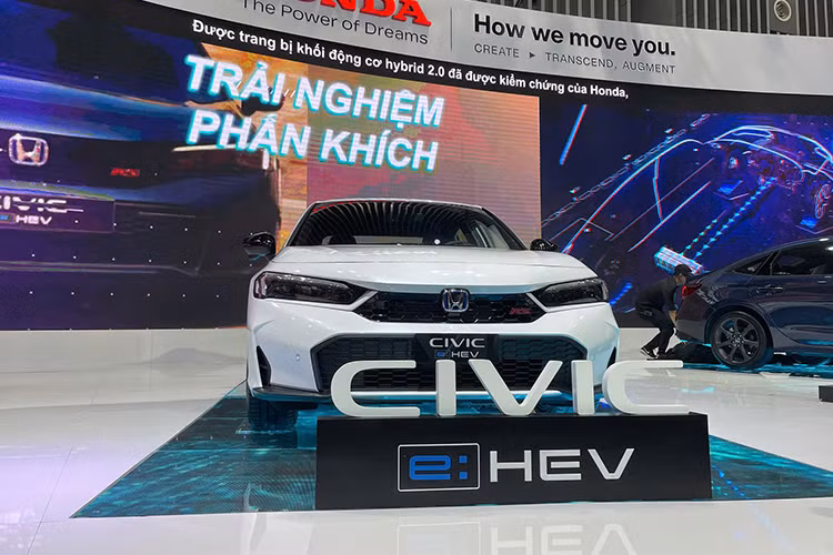 Lưới tản nhiệt mới của mẫu xe sedan Honda Civic 2025 được thiết kế với họa tiết lục giác độc đáo, kết hợp cùng cản trước sắc nét và hốc gió lớn không chỉ tăng cường tính thể thao mà còn tối ưu hóa tính khí động học, giúp xe di chuyển mượt mà hơn ngay cả ở tốc độ cao.