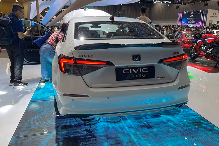 Đặc biệt, Civic mới (RS, e:HEV RS) được trang bị bộ mâm xe 18 inch với thiết kế đa chấu mạnh mẽ, giúp nâng tầm thiết kế thể thao và tối ưu khả năng bám đường khi lái. Đây chính là sự kết hợp hoàn hảo giữa thẩm mỹ và hiệu năng mà Honda hướng đến.