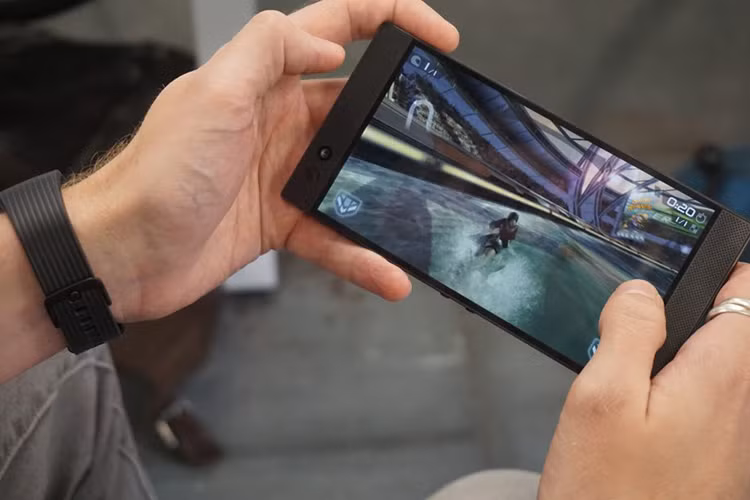 Một tính năng đắt giá khác khiến cho Razer Phone 2 đạt điểm số tối đa trong top các mẫu smartphone gaming đó chính là màn hình có tần số quét lên đến 120Hz, điều này chắc chắn sẽ mang đến cho người dùng những trải nghiệm chơi game hiệu quả, đồ hoạ được thể hiện cực kỳ rõ nét.