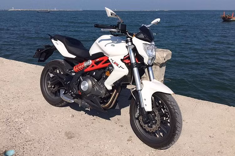 Xe moto gia re Benelli BN302 “bien hinh” xe dua flat track