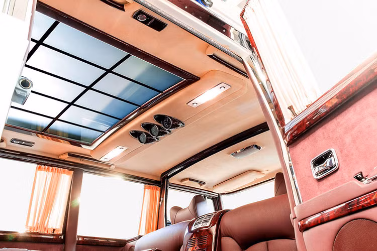 Ghế ngồi trong xe của chiếc limousine Mercedes-Benz đời 1975 được thiết kế trên cơ sở ghế Maybach hiện đại và có thể điều chỉnh bằng hệ thống thủy lực.