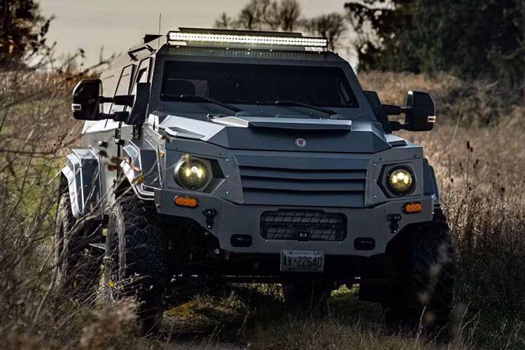 Theo mô tả, Terradyne Gurkha được bọc thép toàn bộ với khả năng chống đạn cấp độ B4. Tuy nhiên, vì đã được sửa đổi để phục vụ cho mục đích dân dụng nên các tấm thép và nhiều bộ phận cấu thành khung vỏ đều có trọng lượng rất nhẹ. 