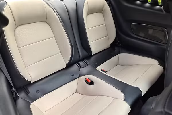 Bảng đồng hồ trên tap-lô của xe được chia hai cụm vòng tua máy và tốc độ riêng biệt với màn hình kỹ thuật số ở giữa. Màn hình cảm ứng được bố trí ngay tại bảng táp lô trung tâm hiển thị các chức năng giải trí, kết nối mạng và dẫn đường. Các tiện ích khác như khởi động bằng nút bấm, điều khiển giọng nói, điện thoại rảnh tay… 
