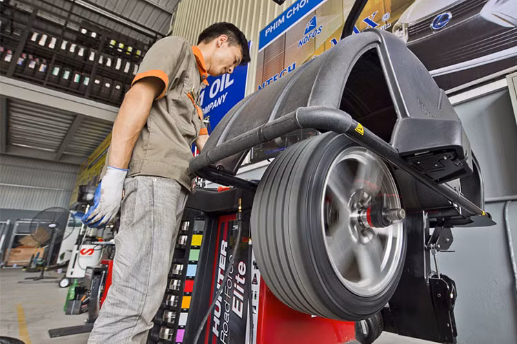 Do đặc thù sử dụng cao su nên lốp là bộ phận ảnh hưởng nhiều nhất khi thời tiết thay đổi. Với mùa hè, lốp thường xuyên giãn nở, về mùa đông lốp xe sẽ co lại như gỗ. Khi lốp co giãn vì thời tiết thay đổi thường dẫn đến hiện nhanh xuống hơi dẫn đến lốp xe non nhanh hơn bình thường. 