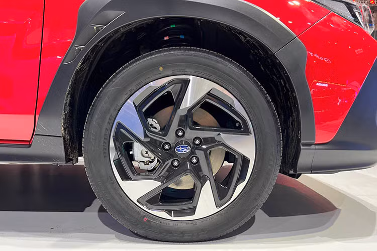 Là một mẫu Crossover 5 chỗ ngồi đa dụng, kích thước có phần khiêm tốn hơn so với đàn anh Subaru Forester đang bán tại Việt Nam nhưng Crosstrek vẫn thể hiện được sự thực dụng của người Nhật, không gian nội thất đủ đem đến sự thoải mái cho người ngồi bên trong.