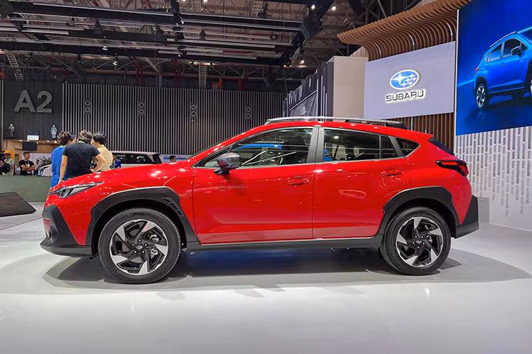 Subaru Crosstrek tại Việt Nam sở hữu kích thước các chiều Dài x Rộng x Cao lần lượt là: 4.480 x 1.800 x 1.600 mm, chiều dài trục cơ sở ở mức 2.670 mm và khoảng sáng gầm xe lên đến 220mm. Trang bị tiêu chuẩn đi kèm là bộ bánh mâm hợp kim kích thước 18 inch phong cách mới với kiểu dáng nan nghiêng và mặt cắt vát sắc nét, đem lại cái nhìn cân đối và năng động.