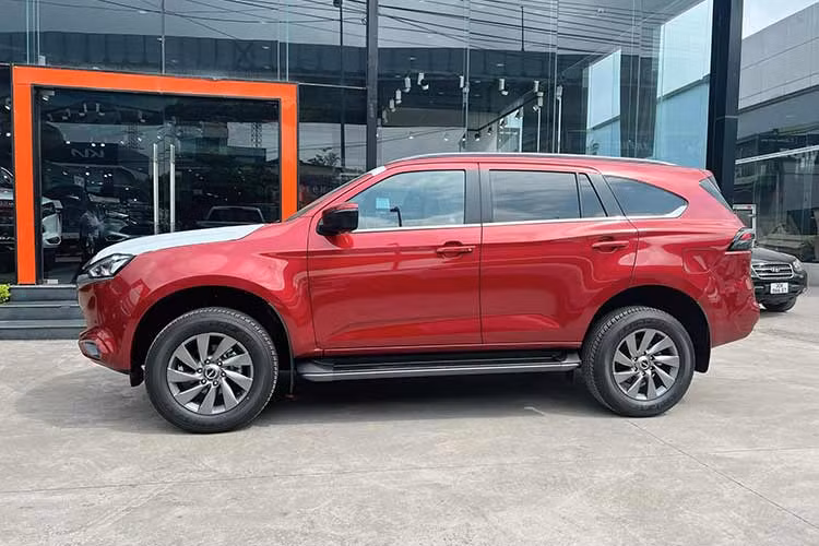 Trong khi đó, Isuzu MU-X bản cao cấp là Prestige 1.9 4x2 AT được một đại lý ở khu vực phía Nam giảm giá xuống còn 961 triệu đồng thay vì mức niêm yết 1,15 tỷ đồng. Như vậy, khi mua phiên bản này tại đại lý, khách hàng sẽ tiết kiệm số tiền lên đến 189 triệu đồng.