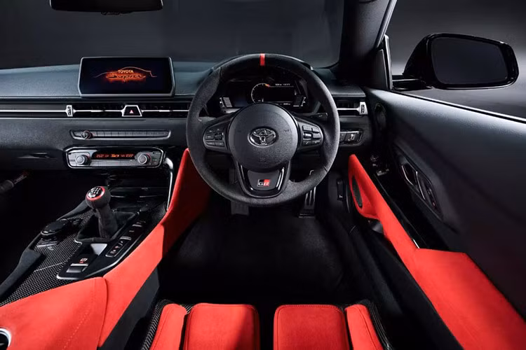 Bên trong, nội thất của chiếc xe được trang bị ghế Recaro Podium CF làm từ sợi carbon, bọc Alcantara. Ghế lái được hoàn thiện bằng da đỏ, phối hợp với các chi tiết nổi bật như bảng điều khiển trung tâm, dây an toàn và tấm cửa bên lái. Mặc dù cabin của ghế hành khách và các khu vực còn lại có màu đen nhưng lại điểm xuyết nhiều chi tiết bằng Alcantara và sợi carbon mang lại cảm giác sang trọng và thể thao.