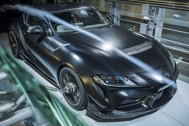 Về thiết kế, GR Supra A90 Final Edition không mang tên gọi GRMN như những đồn đoán trước đó nhưng vẫn sở hữu những chi tiết đặc biệt. Cánh gió sau hình “cổ thiên nga” làm từ sợi carbon, nắp capo thông gió, cản trước thiết kế lại với các cánh gió nhỏ cùng hiệu ứng "afterburner" trên các ống xả đôi tạo nên vẻ ngoài mạnh mẽ và cuốn hút.