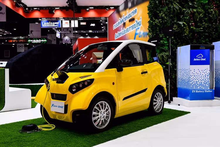 Trước đây, Funai Electric Co., là một nhà sản xuất tivi và đồ điện tử, tập đoàn này chỉ vừa mới “chân ướt chân ráo” gia nhập vào ngành công nghiệp xe hơi nên còn nhiều hạn chế trong việc sản xuất cũng như xây dựng quy mô nhà xưởng hiện đại. Chính vì thế, FOMM One không được hoàn thiện trong nước mà được sản xuất tại Bangkok, Thái Lan theo sự hợp tác với giữa Funai Electric Co. và FOMM Corp.
