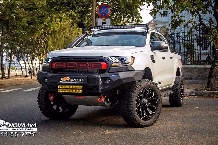 Một xưởng chuyên độ xe bán tải Nova4x4 ở TP HCM vừa hoàn thiện dự án nâng cấp cho chiếc xe Ford Ranger Wildtrak Biturbo 2018 - tức phiên bản cao cấp nhất của dòng Ranger mới tại Việt Nam. Được biết, chủ nhân đã đưa tới Nova4x4 để thực hiện các hạng mục nâng cấp, cả về ngoại hình lẫn các phụ kiện công năng, nâng cao khả năng đi off-road.