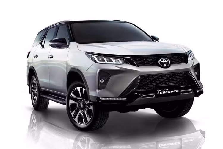 Cụ thể, động cơ xăng 2,7 lít 4 xi-lanh tạo ra công suất 164 mã lực và mô-men xoắn cực đại 245 Nm. Phiên bản này kết hợp với hộp số sàn 5 cấp hoặc hộp số tự động 6 cấp.