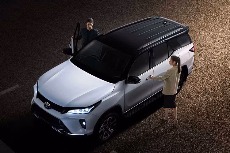 Các tính năng mới đáng chú ý khác bao gồm ghế hành khách phía trước chỉnh điện, sạc điện thoại không dây, hệ thống âm thanh JBL 9 loa, camera quan sát 360 độ, 7 túi khí, Toyota Safety Sense, cảnh báo chệch làn đường và kiểm soát hành trình dựa vào radar.
