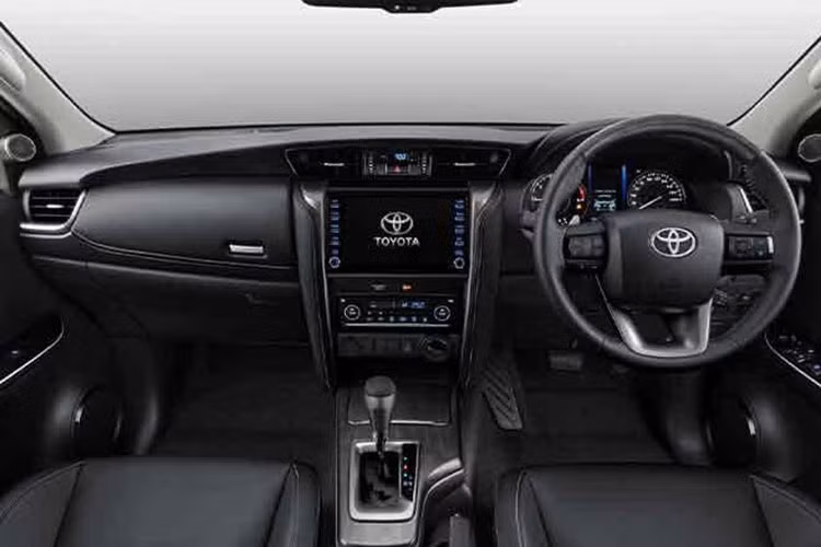 Bên trong mẫu xe hơi mới Toyota Fortuner 2021 facelift, người mua sẽ có các tùy chọn trang trí toàn màu đen, nội thất màu vàng nhạt và cabin 2 tông màu đen và hạt dẻ. Các tùy chọn màu đơn sắc cho ngoại thất bao gồm trắng Super White, trắng Pearl White, xám Grey Metallic, bạc Silver Metallic, đen Attitude Black, nâu Phantom Brown, nâu Av. Bronze và đen Sparkling Black. Trong khi đó, tùy chọn tông màu đôi duy nhất là Pearl White-Matte Black.