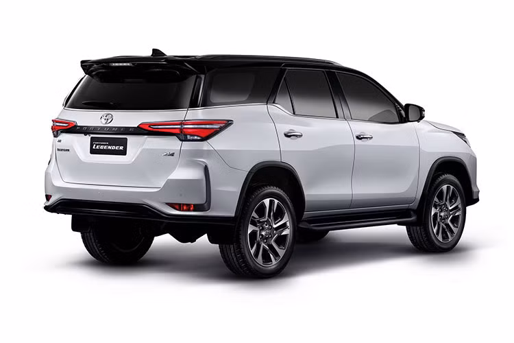 Trong khi đó, động cơ diesel 2,8 lít 4 xi-lanh tạo ra công suất 201 mã lực và mô-men xoắn cực đại 500 Nm. Phiên bản này đi kèm với hộp số sàn 6 cấp hoặc hộp số tự động 6 cấp.