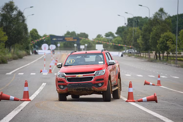 Hành trình lái thử Chevrolet Colorado 2018 trên đường bằng sẽ khởi động với bài kiểm tra tăng tốc đơn giản chứng minh sức mạnh và lực kéo của động cơ 180 mã lực trên Colorado cùng với đó là phản ứng nhạy bén với tốc độ của hệ thống lái trên xe.
