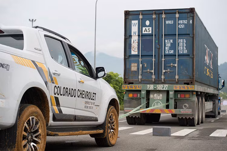 Thử thách cuối cùng cho chiếc Colorado trên đường bằng là thử thách kéo xe, giúp khách hàng cảm nhận rõ nét sức mạnh và độ tin cậy của chiếc Colorado với lực kéo lớn và động cơ mới mạnh mẽ. 