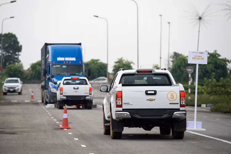 Những tay lái lâu năm có thể đã khá quen thuộc với lái xe zic-zac nhưng khả năng phản hồi nhanh và cảm giác lái chắc chắn do tay lái trợ lực điện (EPS) trên Colorado mang lại sẽ khiến trải nghiệm này trở nên mới mẻ. Đặc biệt nhờ khả năng xử lý mượt mà những khúc cua gấp hỗ trợ bởi hệ thống phân phối lực phanh điện tử (EBD), thử thách đánh lái zic-zac và làm chủ tốc độ với Colorado sẽ là một trải nghiệm thú vị.