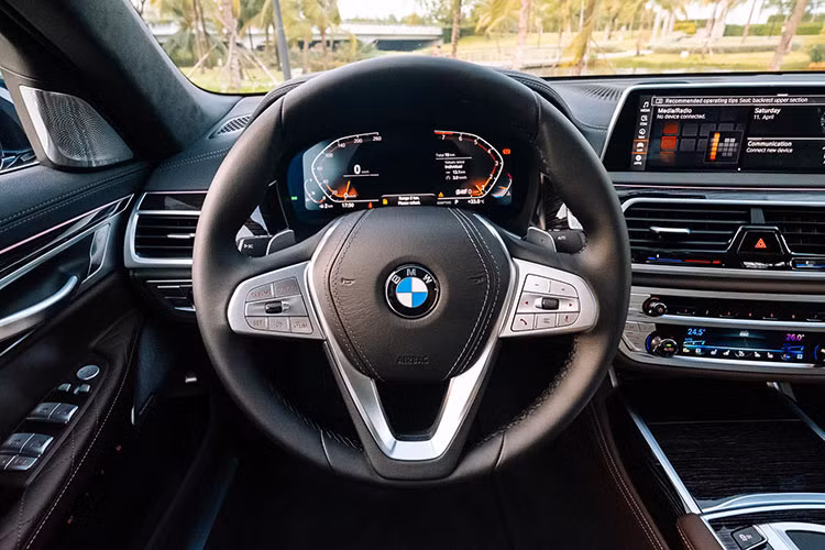 Nếu chỉ dừng lại ở các tùy chọn từ trung bình về thấp nhất, mức giá xe BMW 7 – Series thế hệ mới tại Việt Nam hiện tại đang giúp dòng sedan đầu bảng của thương hiệu Đức có lợi thế hơn hẳn so với những chiếc Mercedes S450L và S450L Luxury.