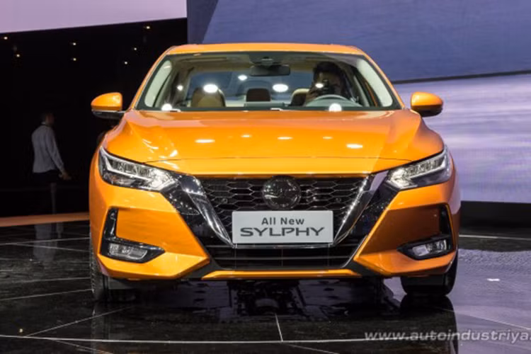Phần đầu xe có thiết kế rất sắc sảo, thể hiện rõ qua mặt calăng với các đường gờ, các đường nét cắt xẻ, đèn pha và đèn sương mù góc cạnh. Nổi bật ở chính giữa là lưới tản nhiệt V-Motion màu đen.