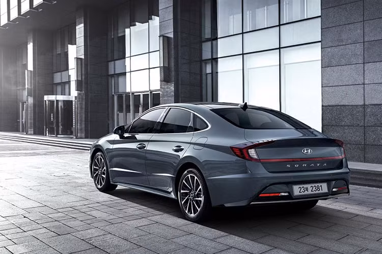 Về kích thước, Hyundai Sonata 2020 sở hữu chiều dài 4.900 mm, rộng 1.890 mm, cao 1.835 mm và chiều dài cơ sở 2.840 mm. So với thế hệ cũ, Hyundai Sonata mới dài hơn 45 mm, rộng hơn 25 mm và thấp hơn 30 mm. Trong khi đó, chiều dài cơ sở của Hyundai Sonata 2020 tăng 35 mm.