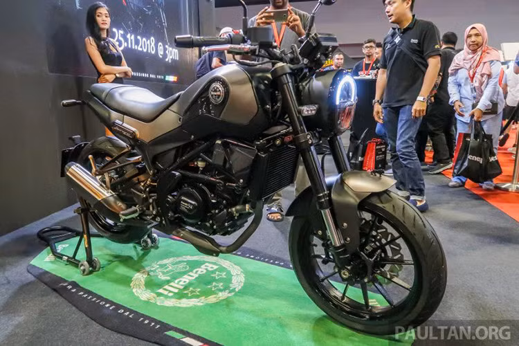 Mức giá xe Benelli Leoncino 250 cho thị trường Ấn Độ niêm yết từ 250.000 Rupee (tương đương 82 triệu đồng). Xe có 3 tùy chọn màu sắc gồm Pearl Brown, Red Italy, Titanium Gray và sẽ được bán ra trong tháng 10/2019.