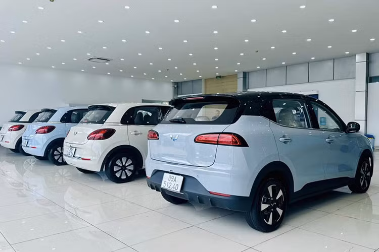 Mẫu xe điện Wuling Bingo 2025 về Việt Nam có kích thước tổng thể DxRxC lần lượt là 3.950 x 1.705 x 1.580 (mm) cùng chiều dài cơ sở 2.560 mm. Xe sở hữu thiết kế tròn trịa, dường như được “vay mượn” từ Mini Cooper cùng bộ mâm có kích thước 14 inch, nhỏ hơn nhiều so với mâm 17 inch của VinFast VF5.
