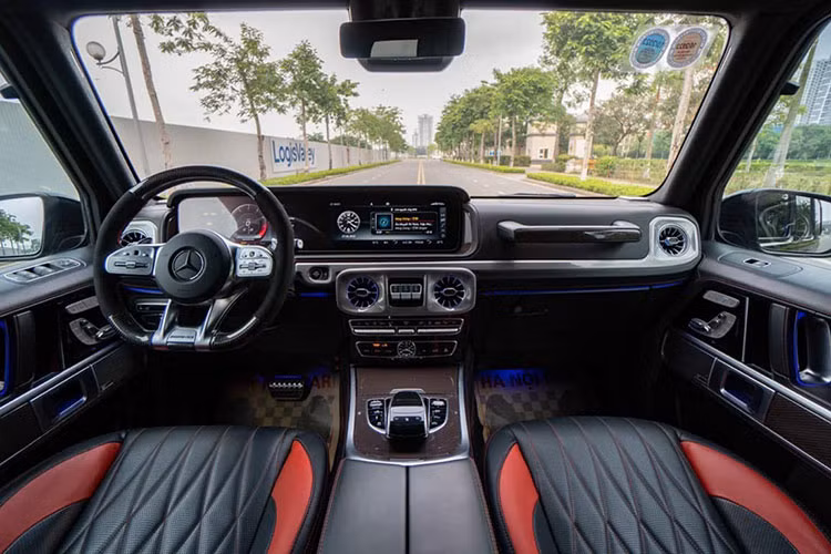 Bên trong chiếc Mercedes-AMG G63 độ Brabus, các chi tiết vẫn là nguyên bản. Nội thất được bọc hoàn toàn bằng da cho ghế ngồi, cửa xe và bảng táp-lô. Ghế ngồi sử dụng hai tông màu là đen và đỏ. Đai an toàn cũng được sử dụng gam màu đỏ nhằm tạo nên sự đồng bộ với khoang nội thất.