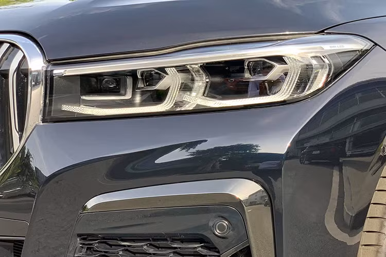 BMW 7-Series 2020 mới gây ấn tượng ngay từ ánh nhìn đầu tiên với thiết kế tự tin không thỏa hiệp, thể hiện ở phần mũi xe cao hơn 50 mm so với trước đây, cùng những đường nét tinh tế nhưng mạnh mẽ trên cản trước và nắp ca-pô. Phiên bản 740Li M Sport tích hợp các khe hút gió cỡ lớn trên cản trước, đem tới ngoại hình thể thao không thể nhầm lẫn.