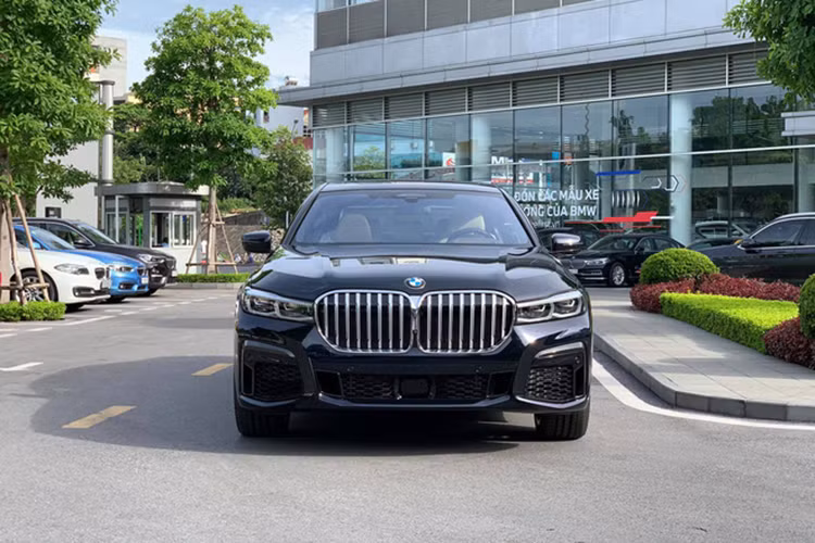 Hiện chưa rõ giá xe BMW 740Li M Sport 2020 chính hãng tại Việt Nam. Mức giá cho BMW 740Li mới tại thị trường Việt nam hiện đang được Thaco chào bán với mức 5,599 tỷ đồng, xe nhập khẩu nguyên chiếc.