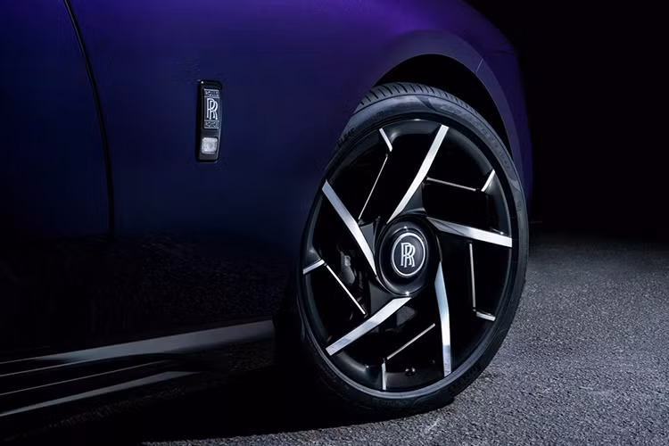 Đối với chế độ lái Spirited Mode sẽ giải phóng mô-men xoắn tối đa giúp xe tăng tốc tức thời vượt trội hơn. Khi kích hoạt, Rolls-Royce Spectre Black Badge có thể tăng tốc 0-96 km/h trong 4,1 giây, nhanh hơn 0,3 giây so với Spectre tiêu chuẩn.