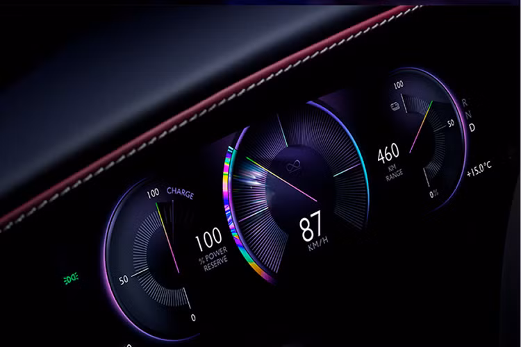 Một số điểm nổi bật của Rolls-Royce Spectre vẫn được giữ nguyên trên bản Black Badge gồm hệ thống đèn LED "bầu trời sao trên trần nay kéo xuống cả táp lô (Illuminated Fascia với 5.500 ngôi sao), hay cửa xe (Starlight Door - 4.796 ngôi sao).