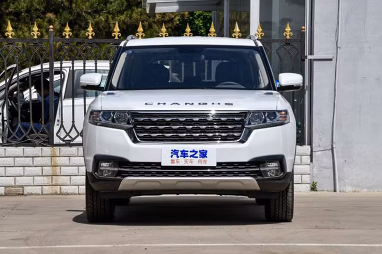 Thiết kế xe Changhe Q7 khá giống với một chiếc Range Rover, từ cách bố trí lưới tản nhiệt, kiểu dáng vuông vức cho đến dải kinh hông kéo dài đặc trưng. Logo xe cũng được gắn theo phong cách Range Rover. Nếu nhìn ngang, mẫu xe này dễ bị lầm tưởng là một chiếc Range Rover Sport.