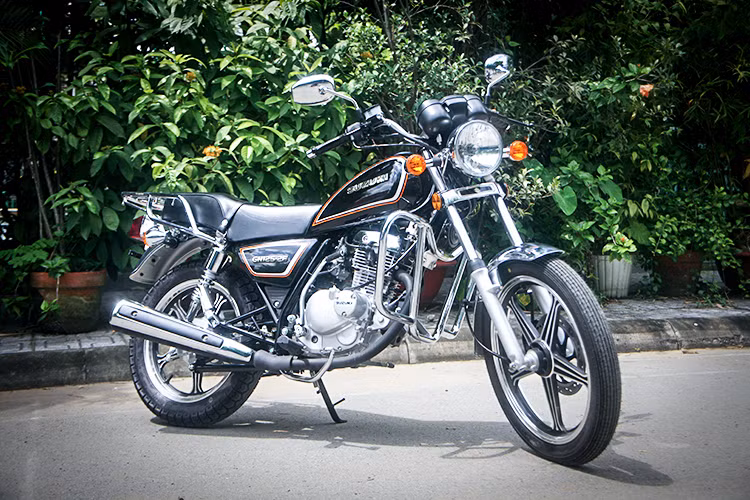Mẫu môtô Suzuki GN125-2F là dòng xe máy côn tay phổ thông của hãng xe máy Nhật Bản được sản xuất từ những năm 80 của thế kỷ trước, bao gồm GN125, GN250 và GN400. Trong đó, phiên bản nhẹ nhất GN125 từng nhập vào Việt Nam từ những năm 1996 đến 2001 được xem là "hàng hot" thời điểm đó với mức giá không hề rẻ.