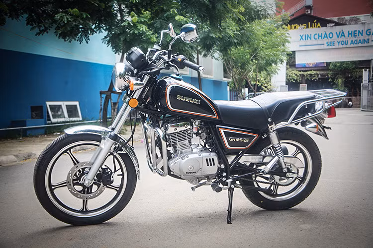Suzuki GN125 thời ấy không “hoành tráng”, không thời trang, không có pô nổ gây chú ý nhưng dáng dấp nhẹ nhàng thanh thoát của nó đã khiến nhiều người mê mệt. Chiếc xe mang một dáng vẻ tao nhã, hiền hòa, phù hợp với mọi lứa tuổi và mang tính đa dụng cao, được xem là đối thủ trực tiếp của một mẫu xe "đồng hương" khác mang tên Honda Rebel 125.