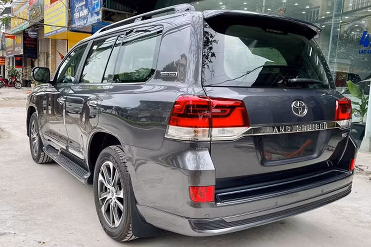 Trong khi đó, Toyota Land Cruiser 2021 vẫn sử dụng đèn pha/cos dạng LED Projector kết hợp dải đèn định vị ban ngày. Thân xe Toyota Land Cruiser 2021 thay đổi nhẹ với bộ la-zăng 5 chấu kép dạng cánh hóa với kích thước 20 inch. Đuôi xe Toyota Land Cruiser không thay đổi so với những phiên bản đã cập bến Việt Nam trước đó.