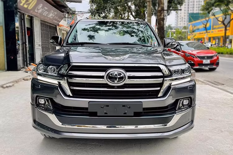 Theo thông tin từ Tri Thức &amp; Đời Sống, tại Việt Nam hiện các đại lý tư nhân đã chào hàng xe mới Toyota Land Cruiser 2022 tới các đại gia với mức giá dự kiến trên 8 tỷ đồng, xe được nhập khẩu Trung Đông với thời gian dự kiến về nước vào khoảng tháng 9/2021. Trong khi đó, Toyota Việt Nam vẫn chưa tiết lộ kế hoạch phân phối Land Cruiser mới và người dùng muốn sở hữu xe chính hãng có lẽ sẽ phải đến năm 2022.