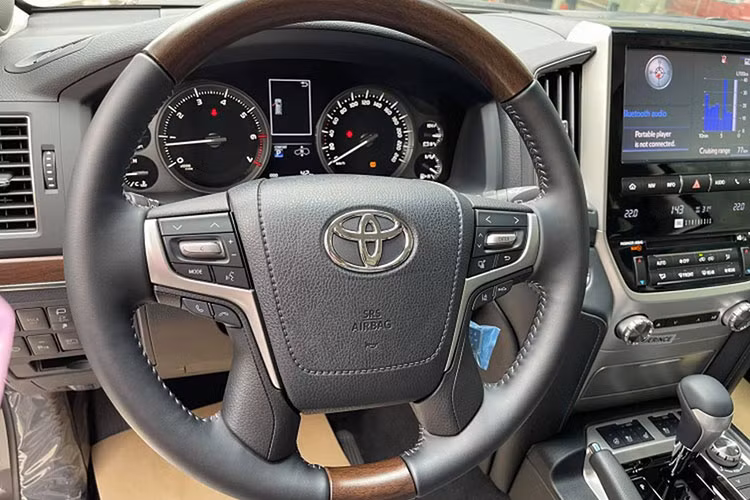 Ở vị trí trung bảng táp-lô, Toyota Land Cruiser 2021 nhập khẩu từ Nga còn sở hữu màn hình giải trí cỡ lớn quen thuộc cùng hệ thống âm thanh với 14 loa JBL cao cấp. Ngoài ra, ở hàng ghế sau, xe còn có hai màn hình gối cho phục vụ hành khách hàng ở vị trí ông chủ.