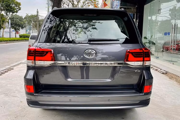 Thực tế, việc sở hữu một chiếc Toyota Land Cruiser tại Việt Nam hiện nay khá "chông gai", người mua thường phải chờ vài tháng sau khi đặt xe, ngay cả đối với xe chính hãng. Do đó, giá bán của những mẫu xe nhập tư nhân "full option" thường cao hơn nhiều xe nhập chính hãng.