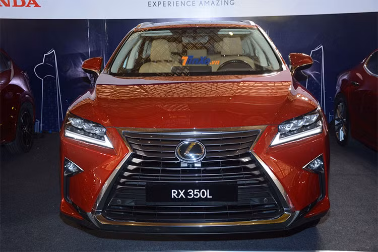 Sau 3 chiếc Lexus RX350L do các công ty nhập khẩu tư nhân đưa về nước, hãng xe sang Nhật Bản cũng đã quyết định sẽ phân phối chính hãng mẫu crossover hạng sang 7 chỗ ngồi RX350L. Trong đó, triển lãm ôtô Việt Nam 2018 là nơi giới thiệu đến các khách hàng Việt lý tưởng nhất.
