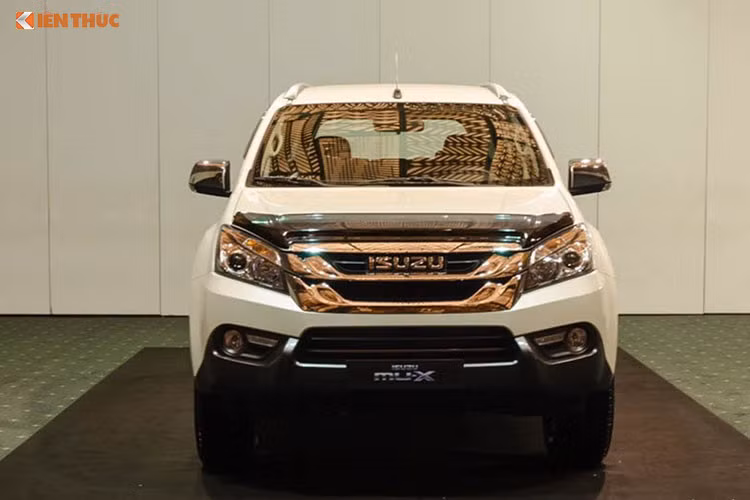 So với các đối thủ khác, Isuzu mu-X có phần yếu thế hơn trong thiết kế. Kiểu dáng xe vẫn còn những đường nét của xe bán tải D-Max. Trong khi đó, Toyota Fortuner và Mitsubishi Pajero Sport đã có thiết kế mới hoàn toàn, không mang chút dư âm nào của mẫu xe cùng khung gầm là Toyota Hilux và Mitsubishi Triton.