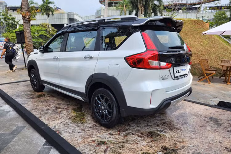 Giá xe Suzuki XL7 Hybrid 2023 ở thị trường Indonesia dao động từ 283,9 - 304,9 triệu Rupiah (khoảng 448 - 482 triệu đồng). Trong khi đó, Suzuki XL7 Zeta 2023 có giá 256,1 triệu Rupiah (404 triệu đồng) ở bản số sàn và 267,1 triệu Rupiah (422 triệu đồng) ở bản số tự động.