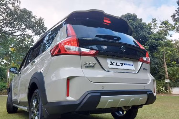 Cụ thể, Suzuki XL7 Hybrid 2023 dùng động cơ xăng 4 xi-lanh, dung tích 1.5L quen thuộc, kết hợp với pin lithium-ion 10Ah 12V và máy phát điện tích hợp bộ đề ISG. Hệ truyền động này tạo ra công suất tối đa 103 mã lực tại tua máy 6.000 vòng/phút và mô-men xoắn cực đại 138 Nm tại tua máy 4.400 vòng/phút. Động cơ cũng kết hợp với hộp số sàn 5 cấp hoặc tự động 4 cấp như cũ.